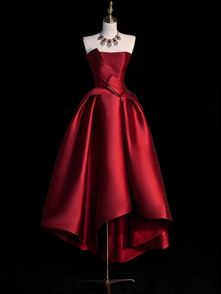 Robe de bal modeste en satin bordeaux, sans bretelles, décolleté en V, sans bijoux